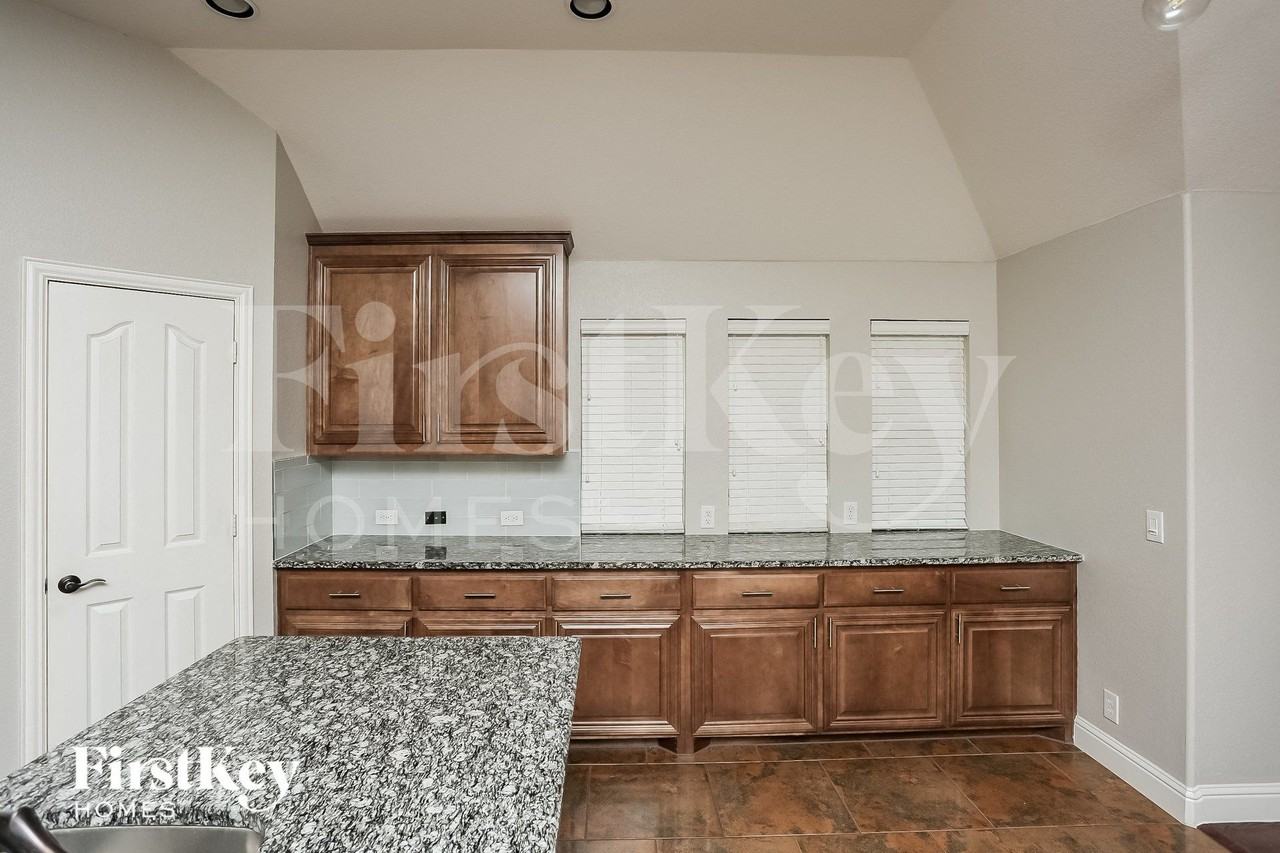 921 Loftin St - Photo 5 of 15