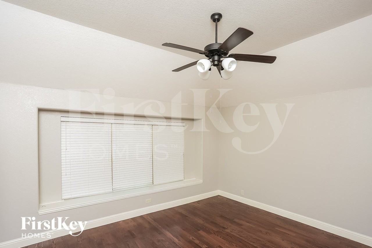 921 Loftin St - Photo 6 of 15