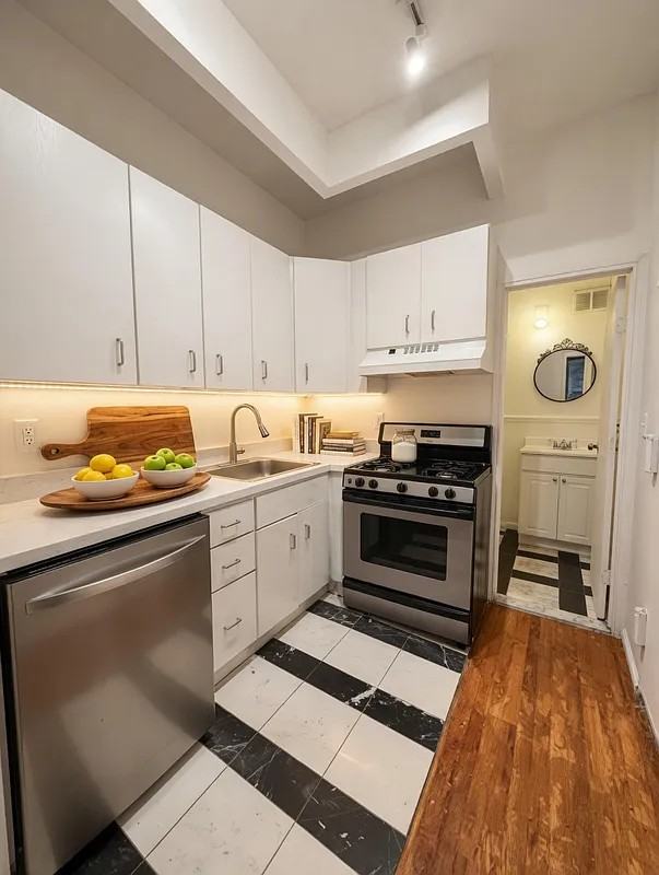 370 W 52nd St #2C - Photo 3 of 5