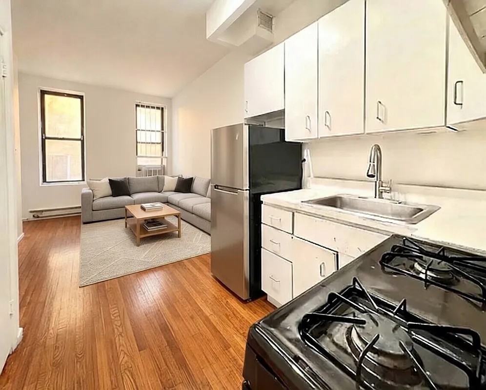 370 W 52nd St #2C - Photo 4 of 5