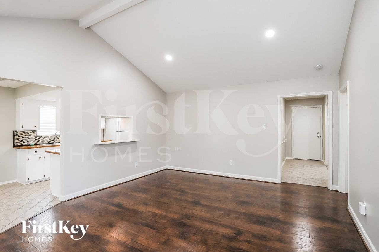 13914 Duncannon Dr - Photo 2 of 15