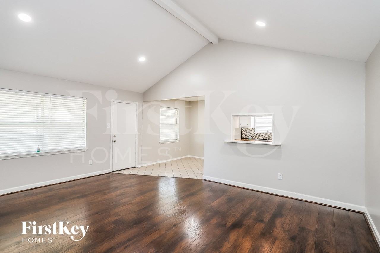 13914 Duncannon Dr - Photo 4 of 15