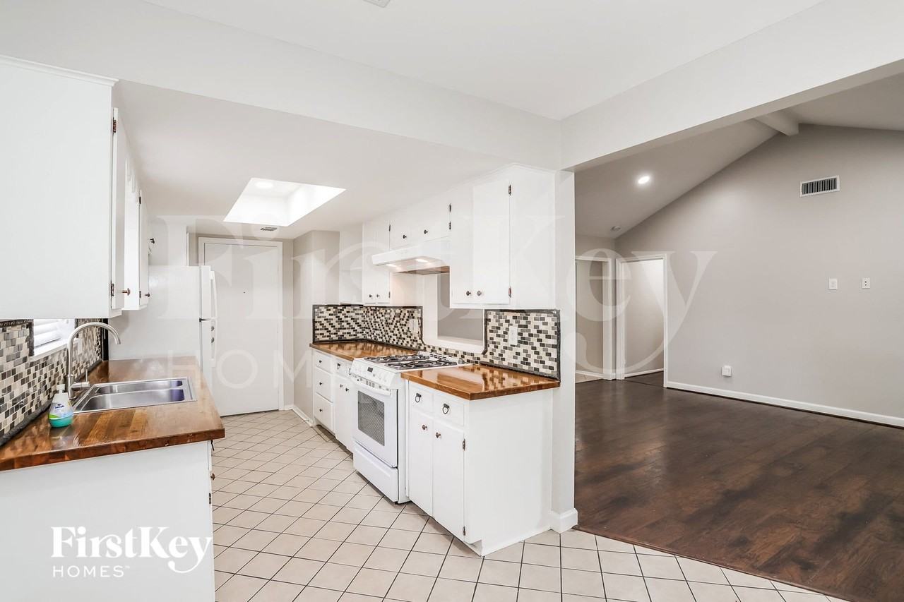 13914 Duncannon Dr - Photo 5 of 15