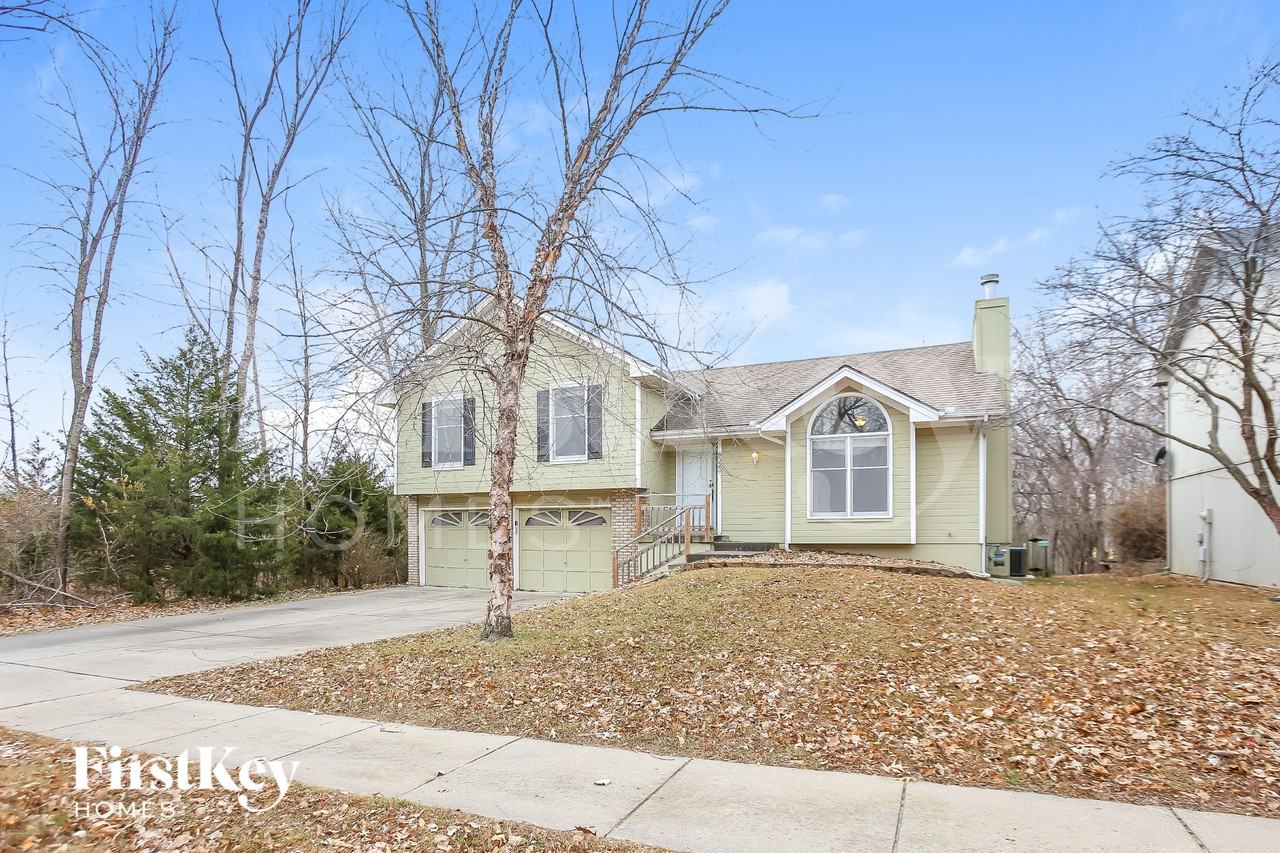 8320 N Allenton Dr - Photo 2 of 15