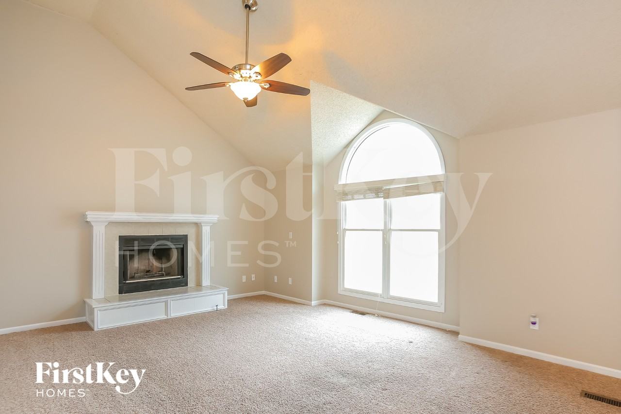 8320 N Allenton Dr - Photo 3 of 15