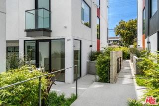 2017 Barry Ave - Photo 2 of 8