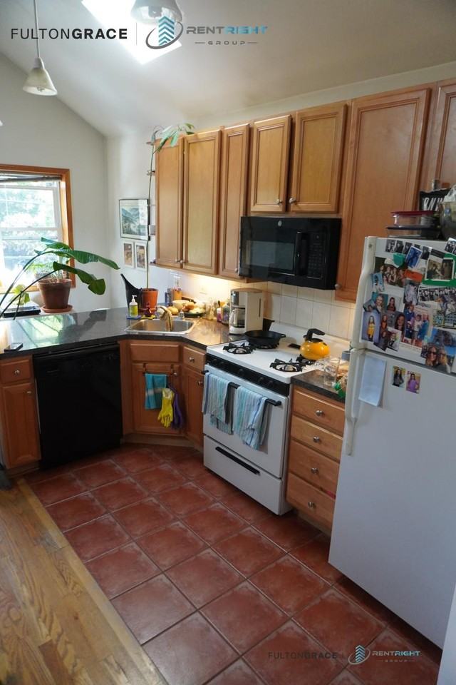 1445 N Bosworth Ave - Photo 2 of 10