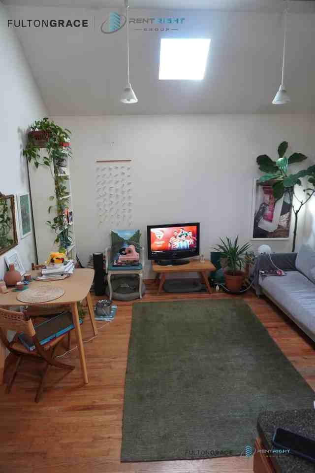 1445 N Bosworth Ave - Photo 4 of 10