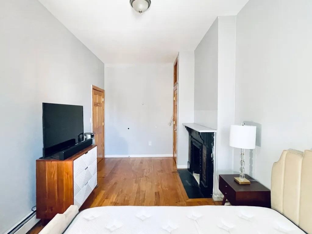 Private Bedroom in 4 Bedroom/1 Bathroom Home - Photo 3 of 7
