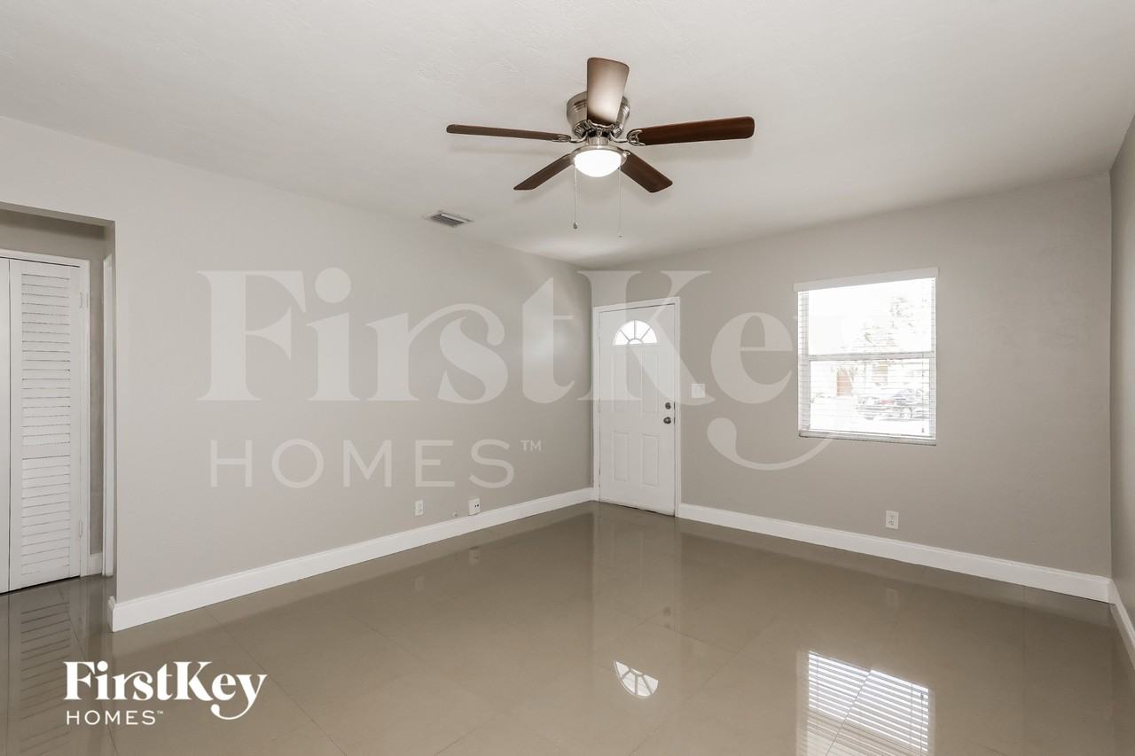 2827 Wiley St - Photo 3 of 15