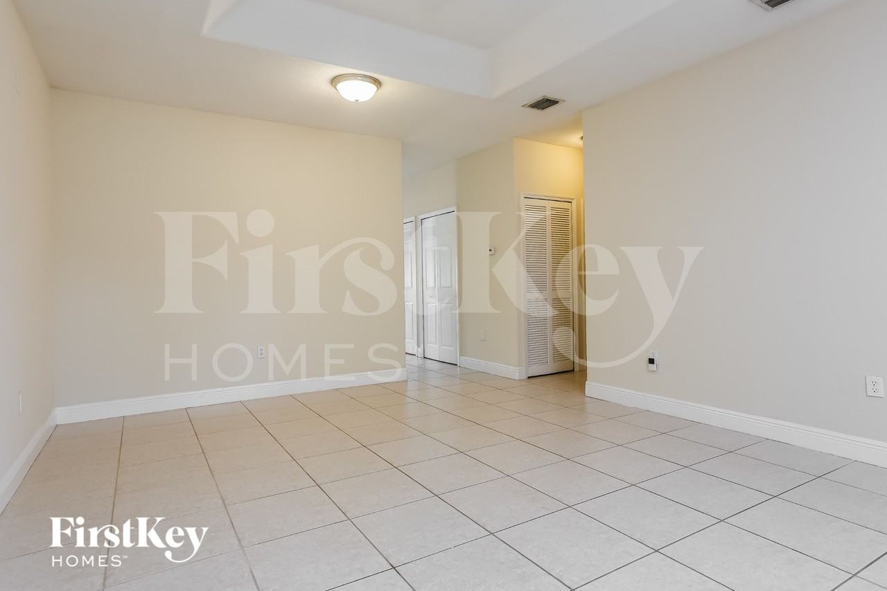 213 Swplace - Photo 3 of 16