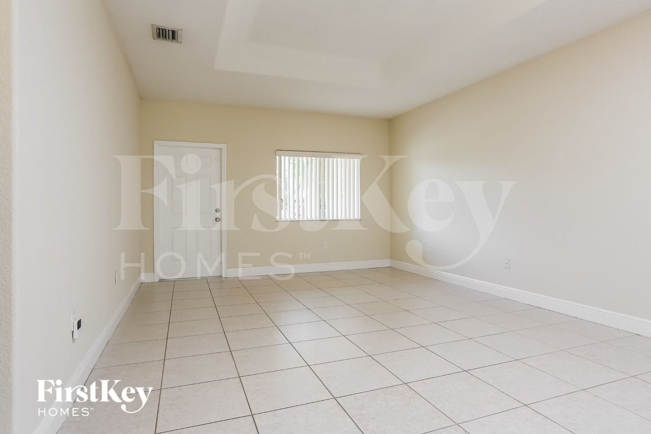 213 Swplace - Photo 4 of 16