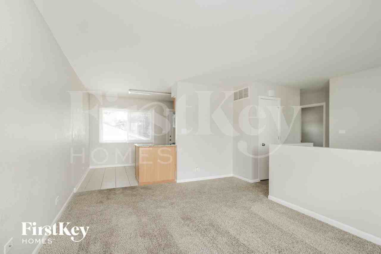 16818 Hobart Ave - Photo 4 of 15