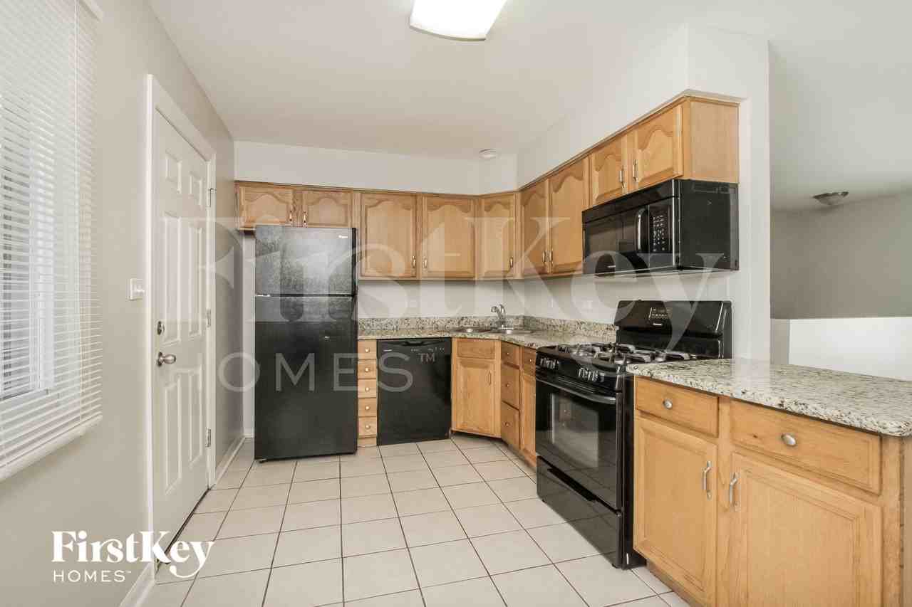 16818 Hobart Ave - Photo 5 of 15
