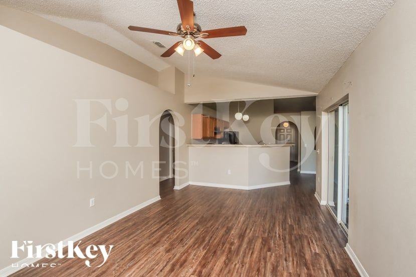 1198 Venus St Se - Photo 4 of 15