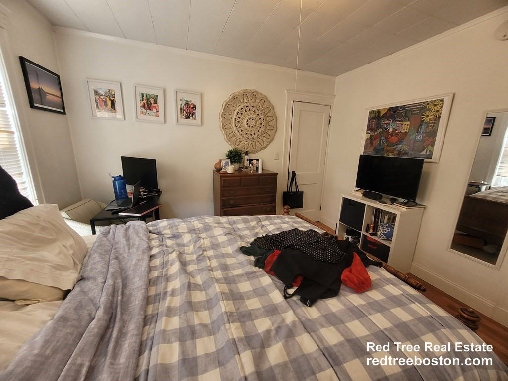 31 Lyman Ave #1 - Photo 3 of 16