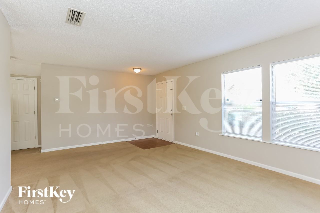 1043 Sunray Ct - Photo 3 of 16