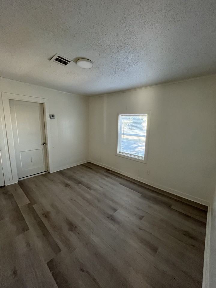 202 Forrest Ave - Photo 2 of 7