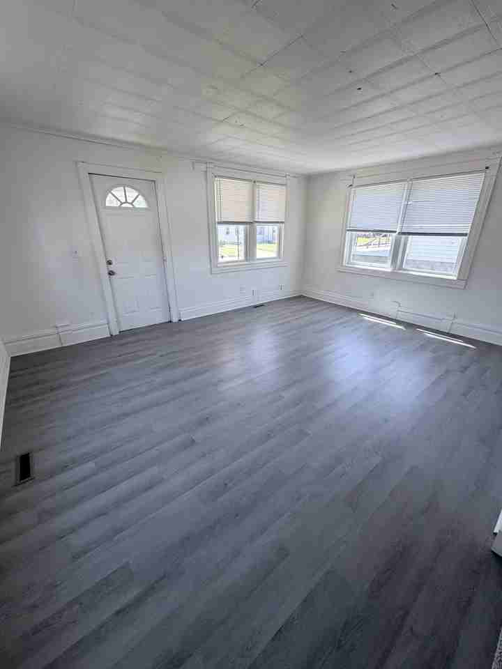 952 E Broadway St - Photo 2 of 8