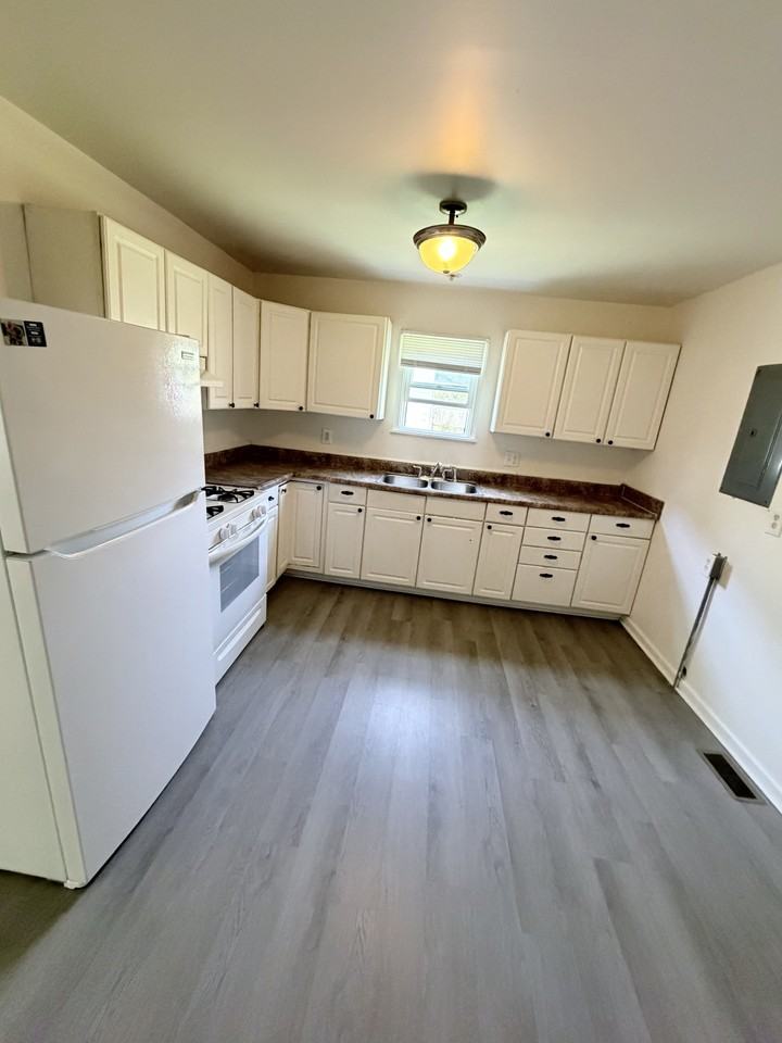 952 E Broadway St - Photo 4 of 8