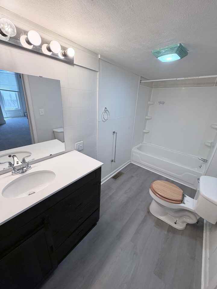 952 E Broadway St - Photo 5 of 8