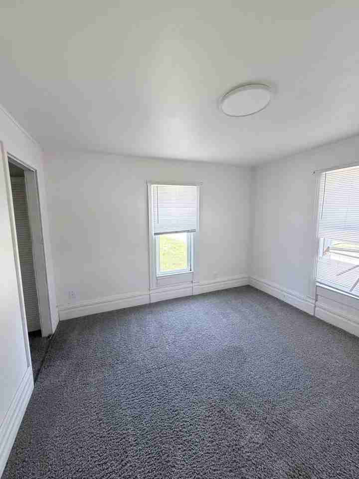 952 E Broadway St - Photo 6 of 8