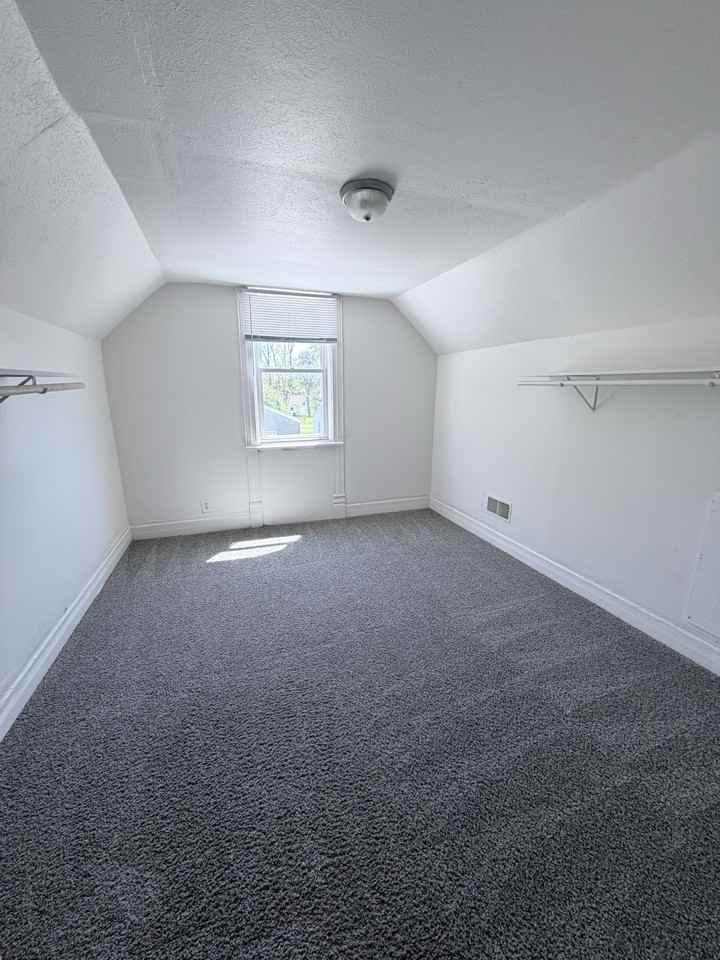952 E Broadway St - Photo 7 of 8