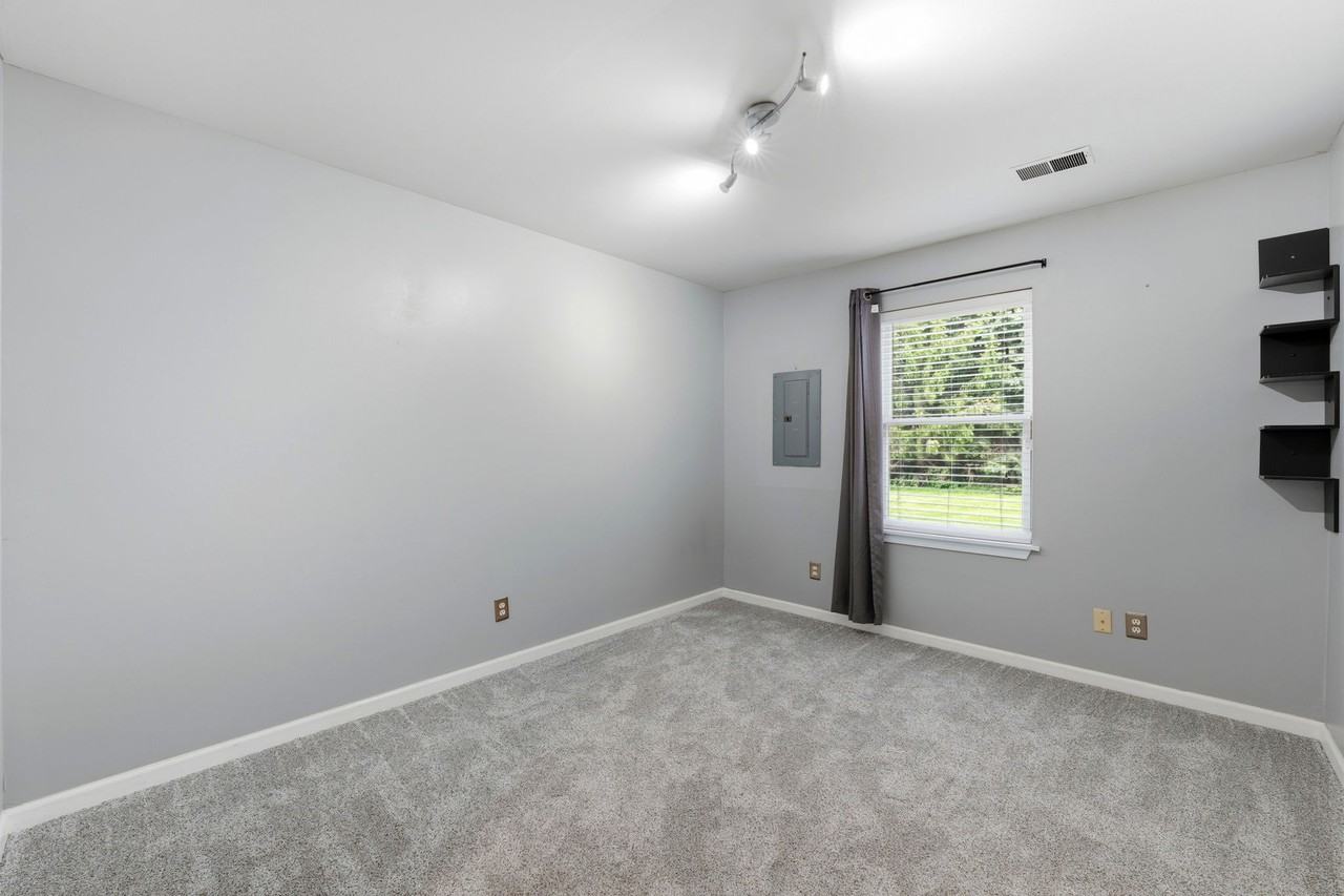 1499 Stonefield Dr - Photo 4 of 24