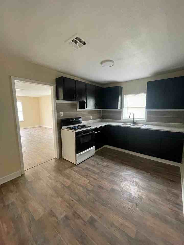 1115 W 14th St - Photo 6 of 13