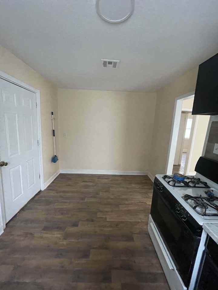 1115 W 14th St - Photo 7 of 13