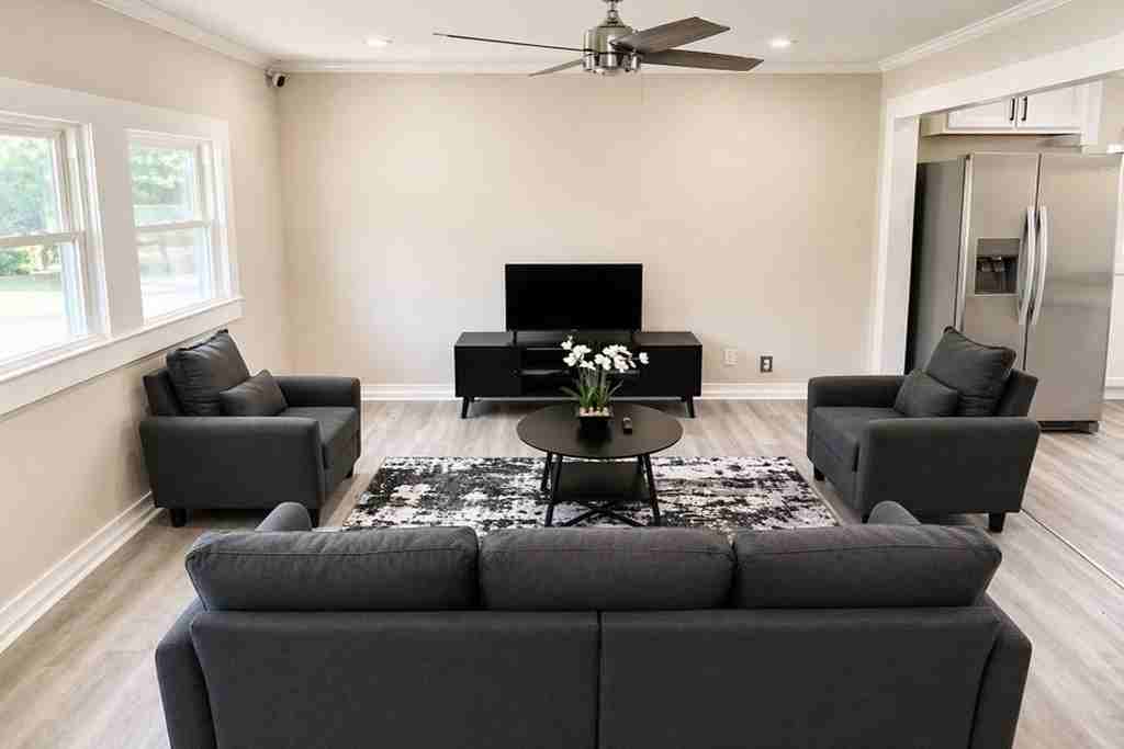 220 Highland Ave Sw - Photo 2 of 7