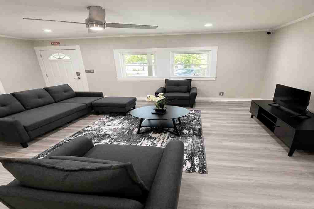 220 Highland Ave Sw - Photo 3 of 7