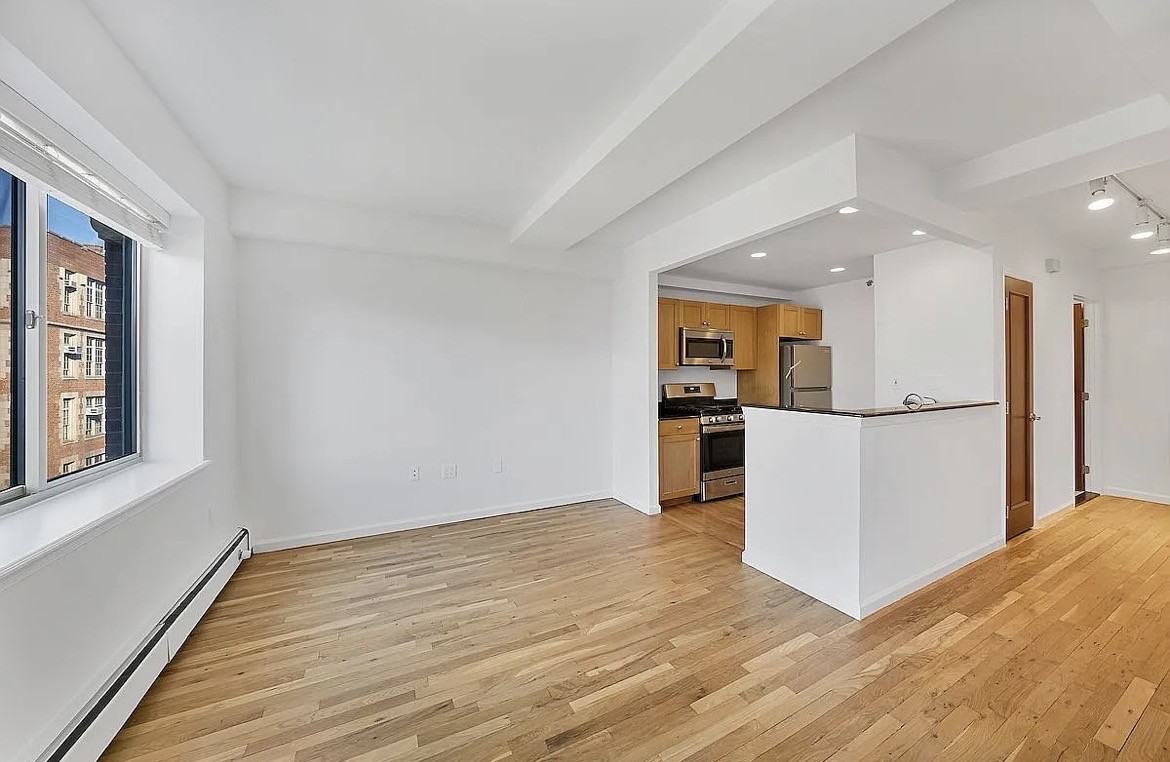 416 E 11th St - Photo 3 of 6