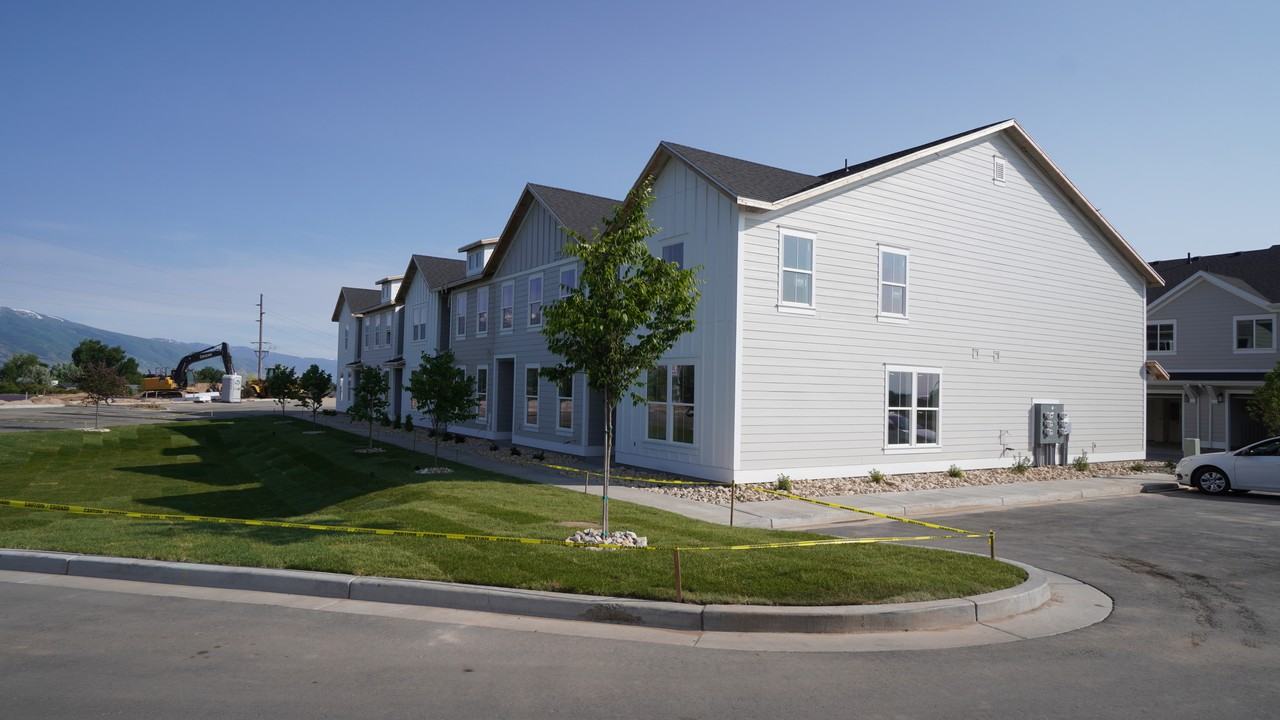 976 S Swoop Dr - Photo 3 of 35