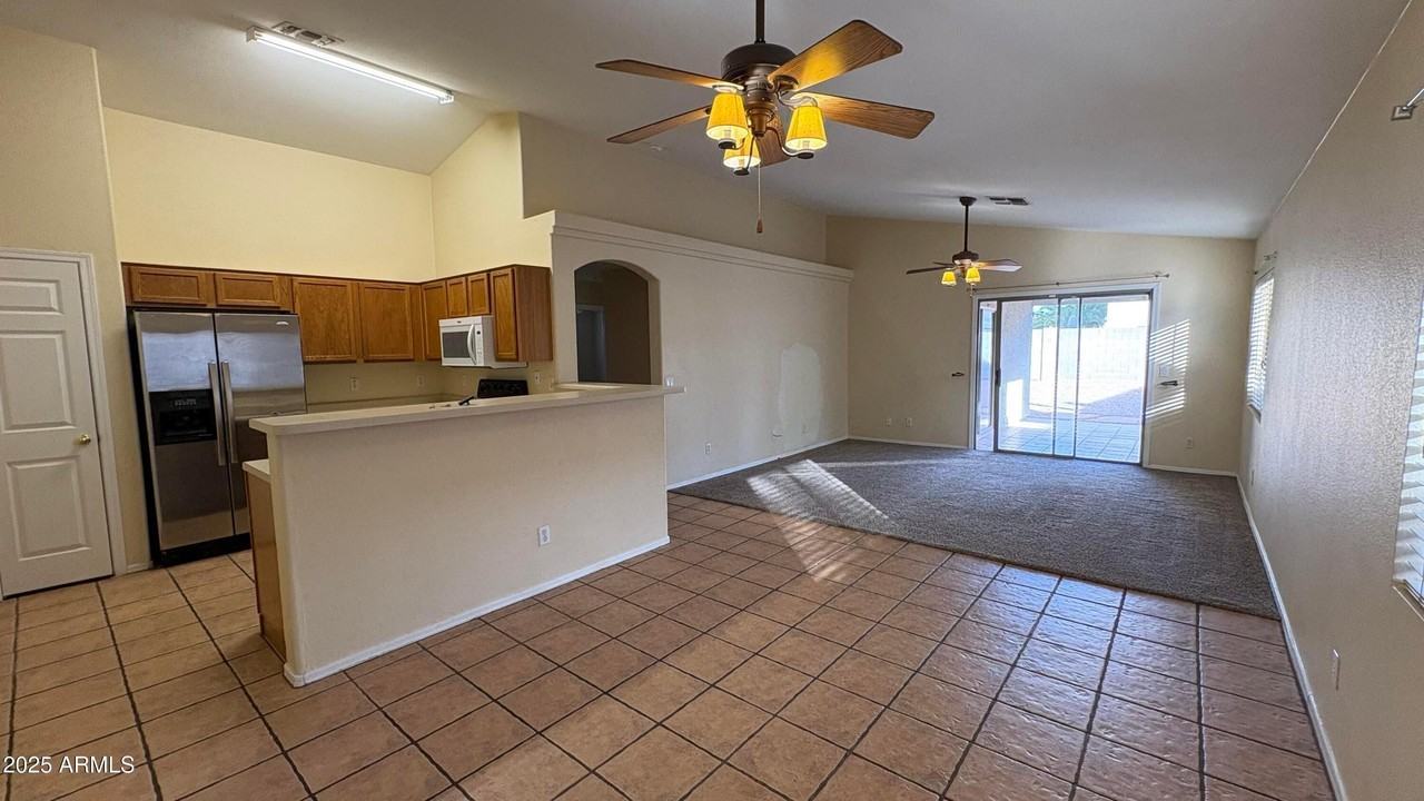 13002 W Hearn Rd - Photo 6 of 30