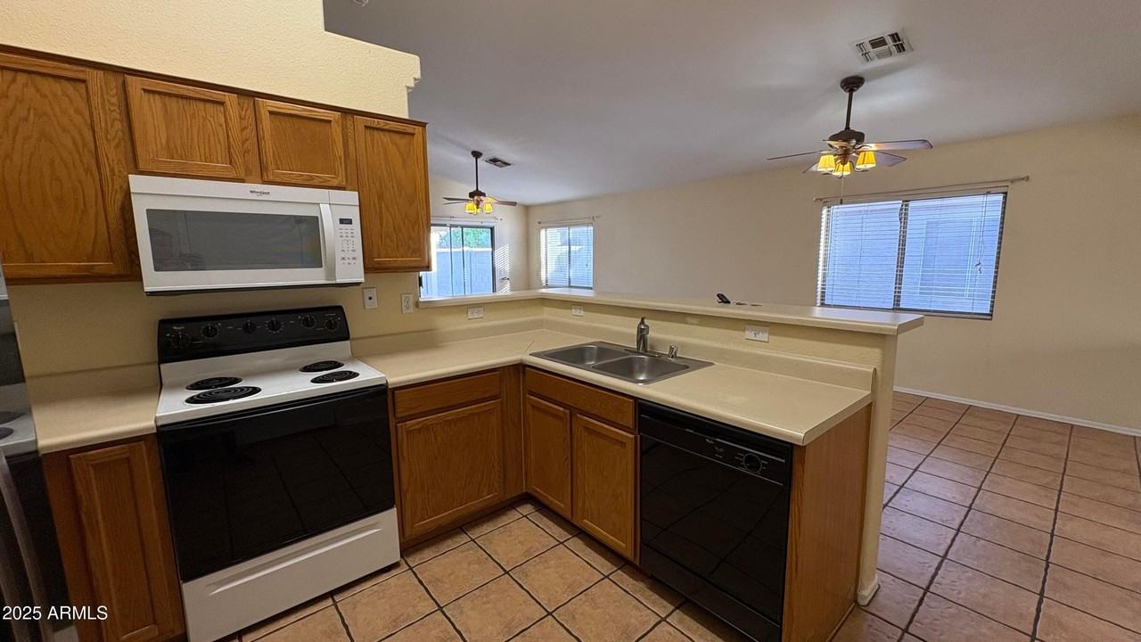 13002 W Hearn Rd - Photo 7 of 30