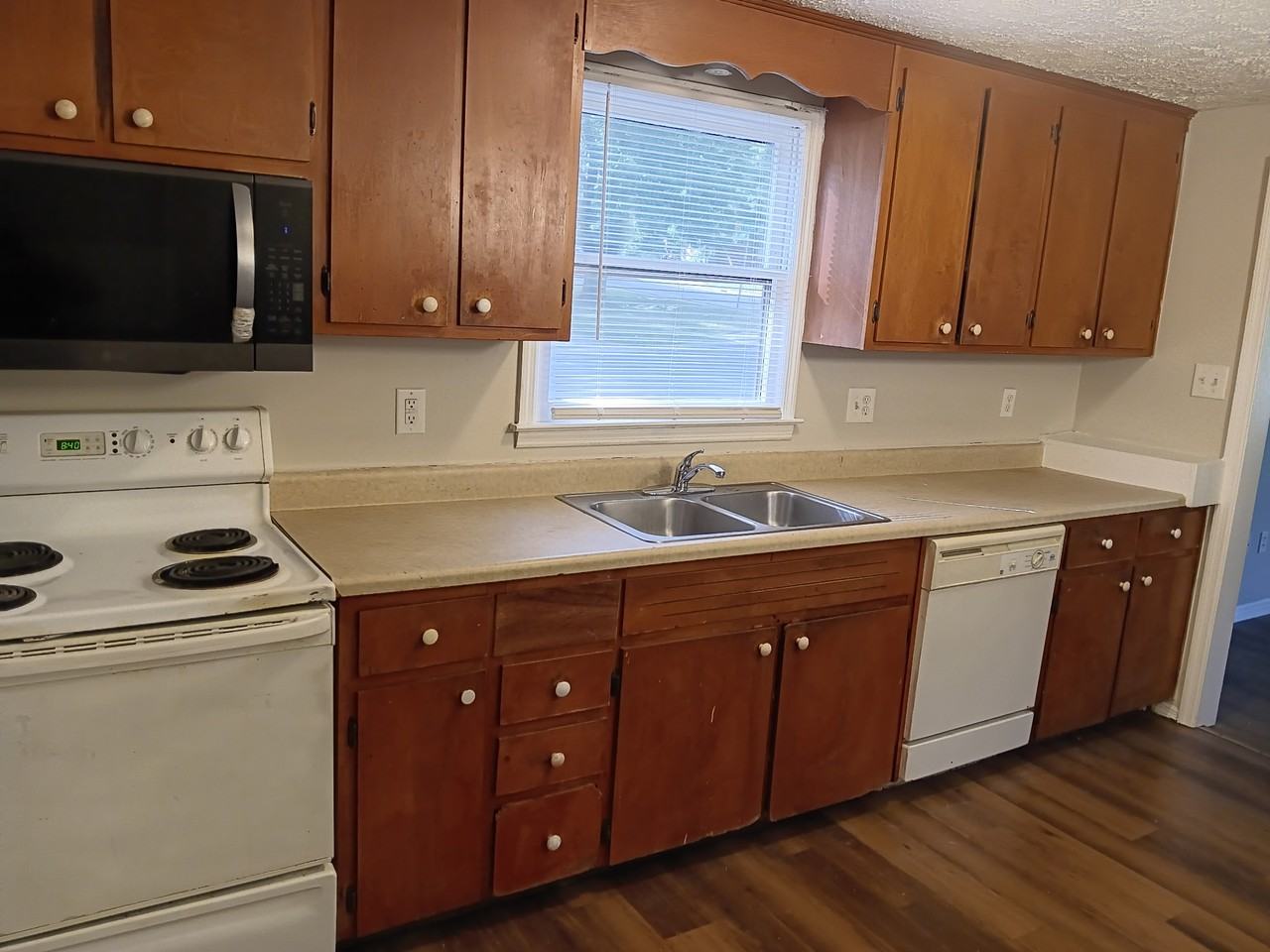 3130 Vestal Pl - Photo 2 of 14