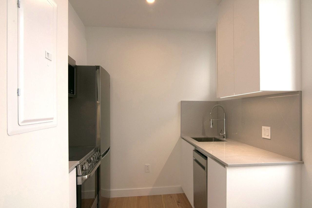 4870 Queen Mary Road - Photo 3 of 50