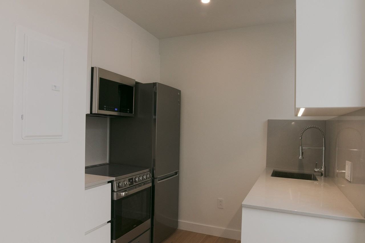 4870 Queen Mary Road - Photo 4 of 50