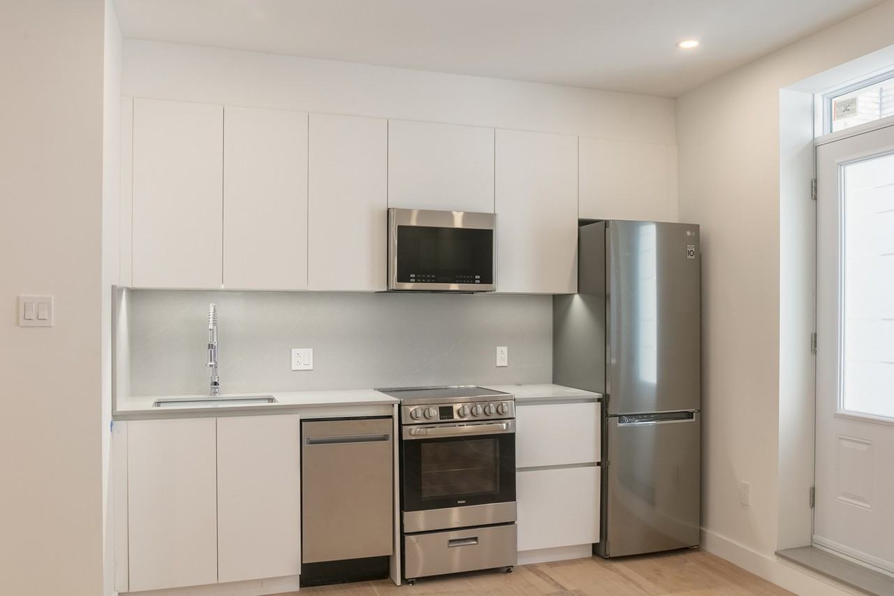 4870 Queen Mary Road - Photo 4 of 50