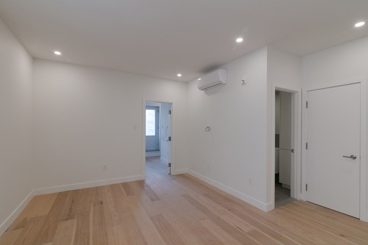 4870 Queen Mary Road - Photo 5 of 50