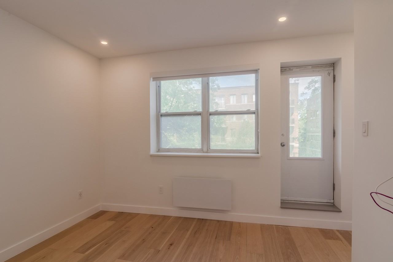 4870 Queen Mary Road - Photo 6 of 50