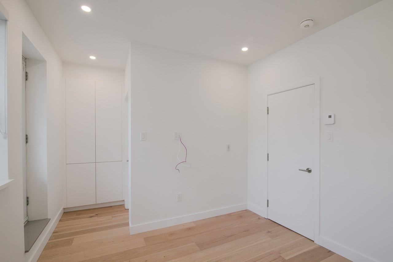 4870 Queen Mary Road - Photo 7 of 50
