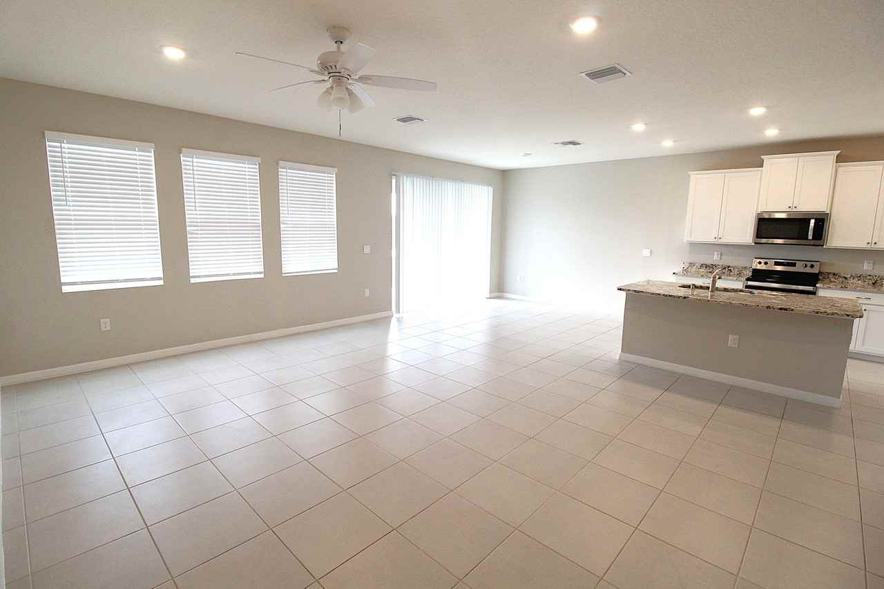 511 158th St E - Photo 5 of 34