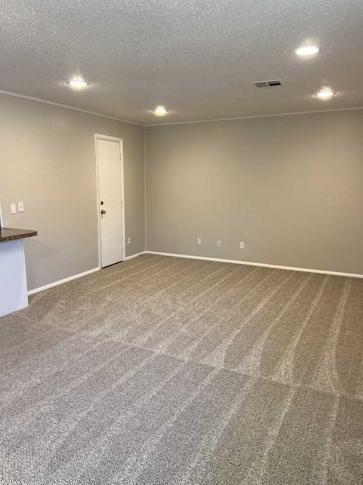 901 Nw 89th St - Photo 5 of 20