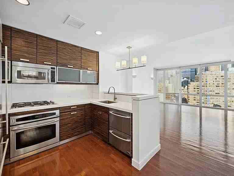 225 E 34th St - Photo 4 of 6