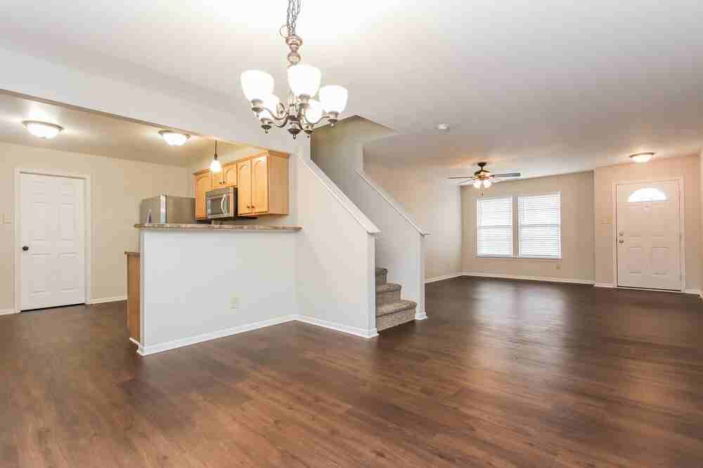 1351 Brooks Dr - Photo 4 of 15