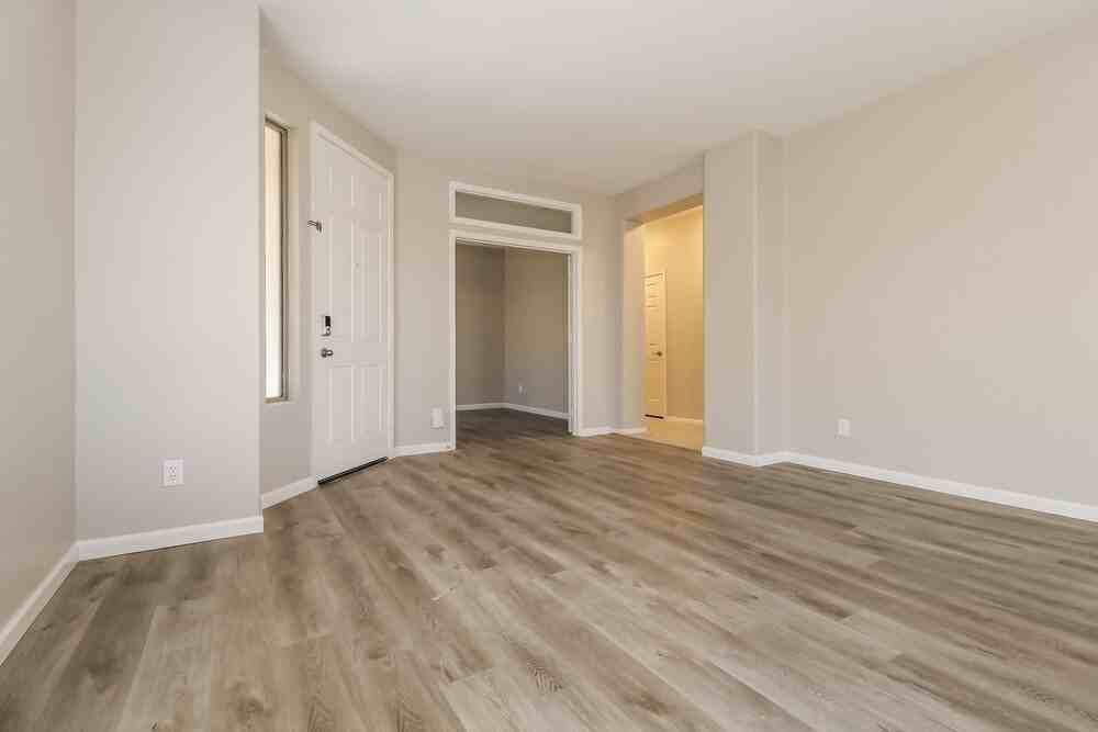 15233 W Banff Ln - Photo 4 of 16