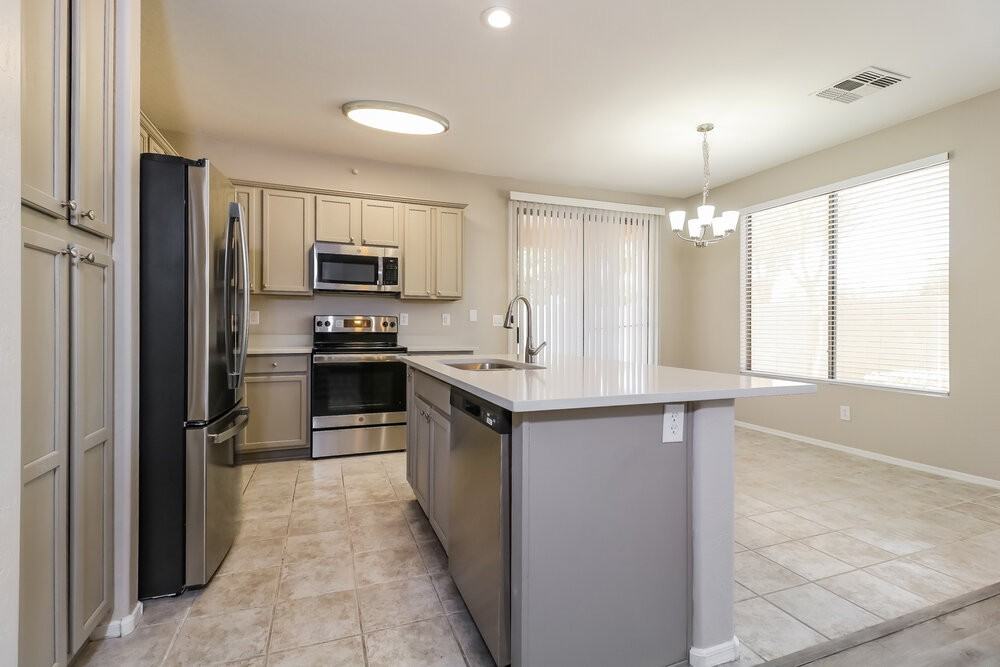 15233 W Banff Ln - Photo 7 of 16