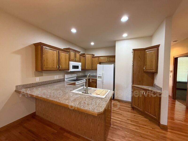 5611 N 17th St - Photo 2 of 10